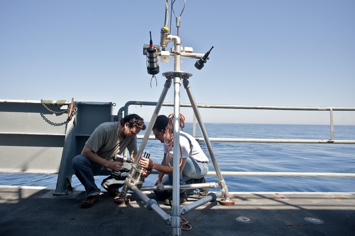Study author Timothy Crone (left) prepares to deploy an underwater camera to record flow from natural hydrothermal vents off the U.S. Pacific northwest. Techniques used on the vents were adapted to measure oil flow in the Gulf.